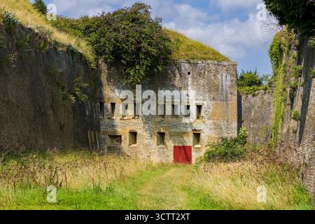 Bewachsene Ziegelmauern und Waffenschmuggel des Forts Drop Redoubt in Dover, Kent Stockfoto