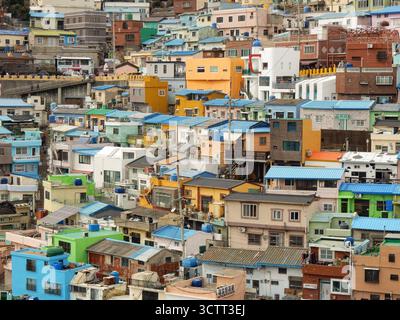 Die farbenfrohen Häuser des Gamcheon Culture Village schmiegen sich an den Hügel in Busan, Südkorea Stockfoto