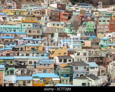 Die farbenfrohen Wohnhäuser des Gamcheon Culture Village schmiegen sich an den Hügel in Busan, Südkorea Stockfoto