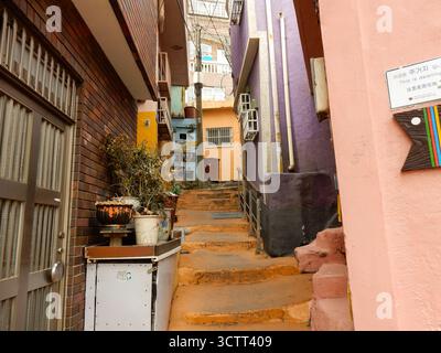 Eine gemalte Treppe im Gamcheon Culture Village in Busan, Südkorea Stockfoto