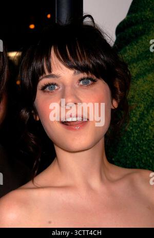 Zooey Deschanel bei der Premiere von Elf in New York, 2. November 2003 Stockfoto