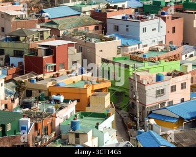 Die bunten Häuser und Gebäude des Gamcheon Culture Village in Busan, Südkorea Stockfoto