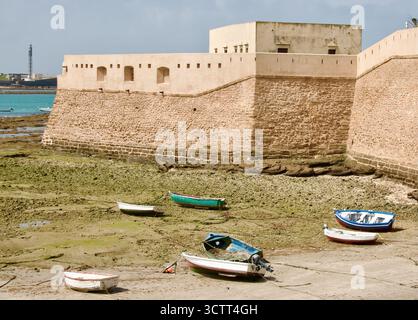 Leuchtturm auf der Insel am Ende des Caleta Strandes und Schloss San Sebastian von der Burg Santa Catalina Cadiz Andalusien Spanien Europa Stockfoto