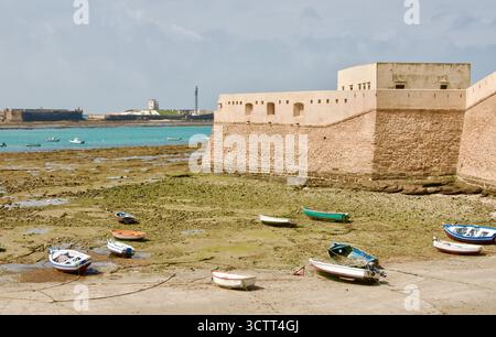 Leuchtturm auf der Insel am Ende des Caleta Strandes und Schloss San Sebastian von der Burg Santa Catalina Cadiz Andalusien Spanien Europa Stockfoto