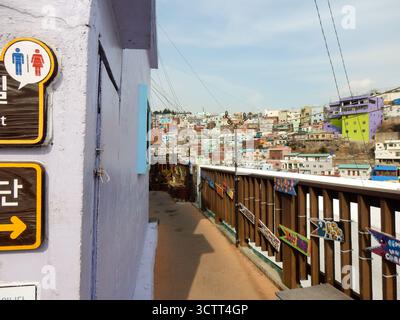 Spaziergang durch die farbenfrohen Häuser des Gamcheon Culture Village in Busan, Südkorea Stockfoto