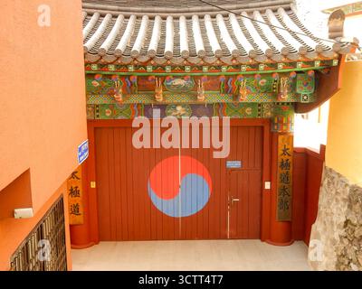 Ein Tor in Busan, Südkorea mit dem Ying und Yang-Zeichen Stockfoto