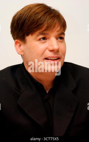 Mike Myers bei einer Pressekonferenz für die Katze im Hut. Hotel Four Seasons, Hollywood, 08/11/03 Stockfoto