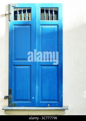 Hellblaue Holzblende mit Paneeldesign und Gitteroberteil an Lichtwand. Historisch und charmant. Kopierraum. Stockfoto