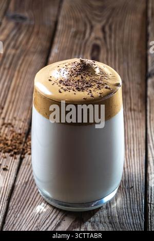 Dalgona-Kaffee mit üppigem Schaum auf dunklem Hintergrund. Trendiges Koreanisches Getränk. Stockfoto