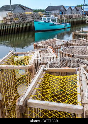 Hummerfallen auf dem Dock am Launch Pond, auch bekannt als Launch Harbour auf Prince Edward Island Kanada Stockfoto