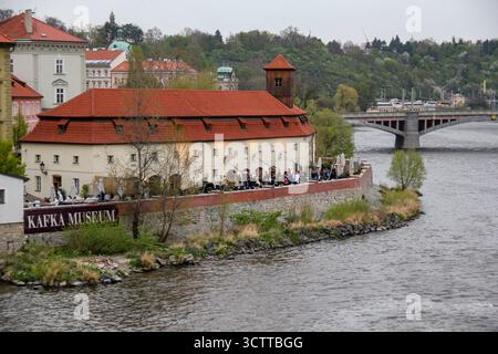 PRAG, TSCHECHISCH - 24. APRIL 2012: Das ist das Gebäude des Kafka-Museums am Ufer der Moldau am Abend. Stockfoto