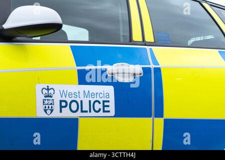 Niedriger Winkel, Seitenansicht Nahaufnahme des West Mercia Polizeiautos (Beifahrerseite, in der Nähe), abgelegen draußen ohne Personen geparkt. Fahrzeug zur Reaktion auf Vorfälle. Stockfoto
