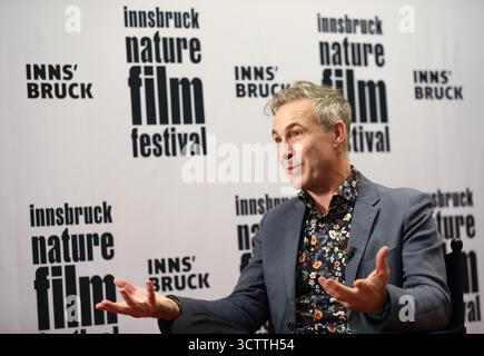 8. Oktober 2025, Innsbruck, Tirol, Österreich: Emmy und Sundance-Preisträger NIOBE THOMPSON werden vor der Eröffnungsnacht des Innsbruck Nature Film Festivals in Österreich interviewt (Foto: © Mickael Chavet/ZUMA Press Wire) NUR REDAKTIONELLE VERWENDUNG! Nicht für kommerzielle ZWECKE! Stockfoto