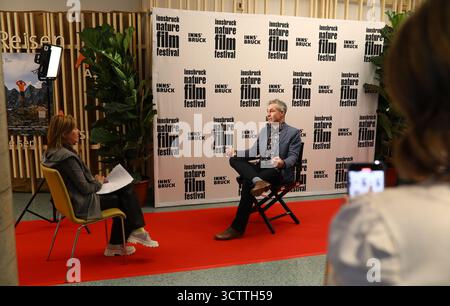 8. Oktober 2025, Innsbruck, Tirol, Österreich: Emmy und Sundance-Preisträger NIOBE THOMPSON werden vor der Eröffnungsnacht des Innsbruck Nature Film Festivals in Österreich interviewt (Foto: © Mickael Chavet/ZUMA Press Wire) NUR REDAKTIONELLE VERWENDUNG! Nicht für kommerzielle ZWECKE! Stockfoto