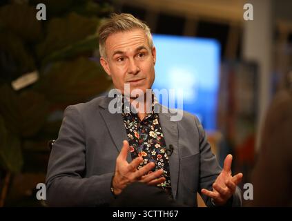 8. Oktober 2025, Innsbruck, Tirol, Österreich: Emmy und Sundance-Preisträger NIOBE THOMPSON werden vor der Eröffnungsnacht des Innsbruck Nature Film Festivals in Österreich interviewt (Foto: © Mickael Chavet/ZUMA Press Wire) NUR REDAKTIONELLE VERWENDUNG! Nicht für kommerzielle ZWECKE! Stockfoto