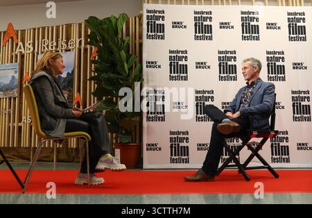 8. Oktober 2025, Innsbruck, Tirol, Österreich: Emmy und Sundance-Preisträger NIOBE THOMPSON werden vor der Eröffnungsnacht des Innsbruck Nature Film Festivals in Österreich interviewt (Foto: © Mickael Chavet/ZUMA Press Wire) NUR REDAKTIONELLE VERWENDUNG! Nicht für kommerzielle ZWECKE! Stockfoto