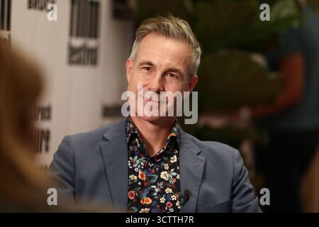 8. Oktober 2025, Innsbruck, Tirol, Österreich: Emmy und Sundance-Preisträger NIOBE THOMPSON werden vor der Eröffnungsnacht des Innsbruck Nature Film Festivals in Österreich interviewt (Foto: © Mickael Chavet/ZUMA Press Wire) NUR REDAKTIONELLE VERWENDUNG! Nicht für kommerzielle ZWECKE! Stockfoto