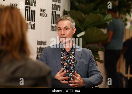 8. Oktober 2025, Innsbruck, Tirol, Österreich: Emmy und Sundance-Preisträger NIOBE THOMPSON werden vor der Eröffnungsnacht des Innsbruck Nature Film Festivals in Österreich interviewt (Foto: © Mickael Chavet/ZUMA Press Wire) NUR REDAKTIONELLE VERWENDUNG! Nicht für kommerzielle ZWECKE! Stockfoto