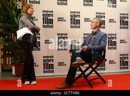8. Oktober 2025, Innsbruck, Tirol, Österreich: Emmy und Sundance-Preisträger NIOBE THOMPSON werden vor der Eröffnungsnacht des Innsbruck Nature Film Festivals in Österreich interviewt (Foto: © Mickael Chavet/ZUMA Press Wire) NUR REDAKTIONELLE VERWENDUNG! Nicht für kommerzielle ZWECKE! Stockfoto