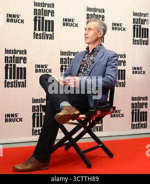 8. Oktober 2025, Innsbruck, Tirol, Österreich: Emmy und Sundance-Preisträger NIOBE THOMPSON werden vor der Eröffnungsnacht des Innsbruck Nature Film Festivals in Österreich interviewt (Foto: © Mickael Chavet/ZUMA Press Wire) NUR REDAKTIONELLE VERWENDUNG! Nicht für kommerzielle ZWECKE! Stockfoto