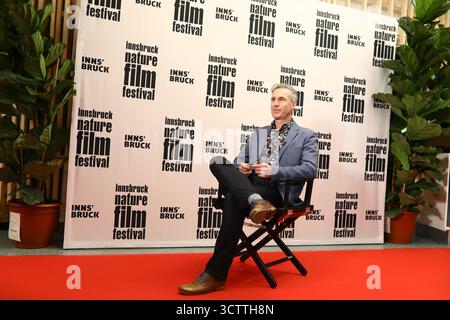 8. Oktober 2025, Innsbruck, Tirol, Österreich: Emmy und Sundance-Preisträger NIOBE THOMPSON werden vor der Eröffnungsnacht des Innsbruck Nature Film Festivals in Österreich interviewt (Foto: © Mickael Chavet/ZUMA Press Wire) NUR REDAKTIONELLE VERWENDUNG! Nicht für kommerzielle ZWECKE! Stockfoto