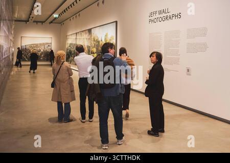Torino, Italien. Oktober 2025. Anteprima stampa della mostra'Jeff Wall. Photos' Presso le Gallerie d'Italia. Torino, Italia - Mercoledì, 8 Ottobre 2025 - Cronaca - ( Foto Andrea Alfano/LaPresse ) Pressevorschau von "Jeff Wall". Fotoausstellung in der Gallerie d'Italia. Turin, Italien - Mittwoch, 8. Oktober 2025 - News - ( Foto Andrea Alfano/LaPresse ) Credit: LaPresse/Alamy Live News Stockfoto