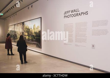 Torino, Italien. Oktober 2025. Anteprima stampa della mostra'Jeff Wall. Photos' Presso le Gallerie d'Italia. Torino, Italia - Mercoledì, 8 Ottobre 2025 - Cronaca - ( Foto Andrea Alfano/LaPresse ) Pressevorschau von "Jeff Wall". Fotoausstellung in der Gallerie d'Italia. Turin, Italien - Mittwoch, 8. Oktober 2025 - News - ( Foto Andrea Alfano/LaPresse ) Credit: LaPresse/Alamy Live News Stockfoto