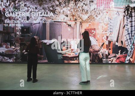 Torino, Italien. Oktober 2025. Anteprima stampa della mostra'Jeff Wall. Photos' Presso le Gallerie d'Italia. Torino, Italia - Mercoledì, 8 Ottobre 2025 - Cronaca - ( Foto Andrea Alfano/LaPresse ) Pressevorschau von "Jeff Wall". Fotoausstellung in der Gallerie d'Italia. Turin, Italien - Mittwoch, 8. Oktober 2025 - News - ( Foto Andrea Alfano/LaPresse ) Credit: LaPresse/Alamy Live News Stockfoto