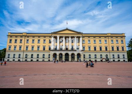 Der Königspalast (Det kongelige slott) ist die offizielle Residenz des jetzigen norwegischen Monarchen, umgeben von einem Park in Oslo, Norwegen, Nordeuropa Stockfoto