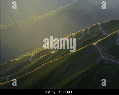 Aerial view of the winding Alazani pass road snaking through the verdant, sun-kissed mountains of Kakheti, Georgia, Chala, Kakheti, Georgia. Stockfoto