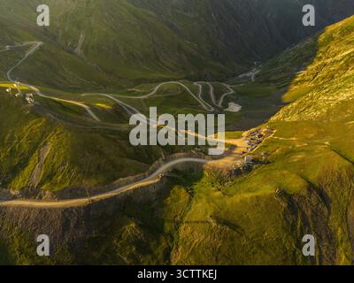 Aerial view of winding roads cutting through the verdant hills of Alazani Pass, Chala, Kakheti, Georgia. Stockfoto