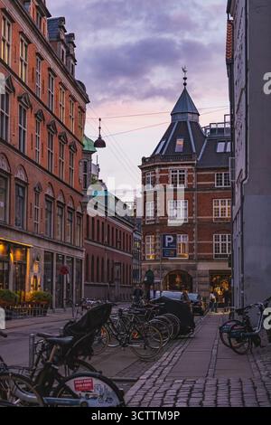 Wunderschöner Abendblick auf die Straßen des Zentrums von Indre im Stadtteil Kopenhagen Stockfoto
