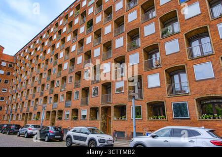 Außenansicht des modernen Apartmentgebäudes aus roten Backsteinen im Zentrum der Stadt Stockfoto