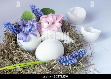 Die Eierschale ist mit Blumen und Blättern, Zero Waste, Unschärfe und selektivem Fokus verziert. Stockfoto