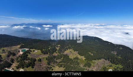 Luftaufnahmen des Goldenen Gipfels und des Goldenen Buddha des Mount Emei, ein Weltkulturerbe in Leshan City Stockfoto