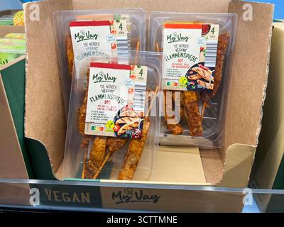 abb-Vegane Flammenspiesse der Firma My Vay in Plastik Papier Verpackung im Kühlregal beim Discounter Aldi Vegane Fleisch Wurst Fisch und Kaese abgebote 08,102025 in Hamburg - das EU-Parlament hat dafuer gestimmt, dass Fleischersatzprodukte kuenftig nicht mehr Vegan Vegetarisch Burger, Schnitzel und Wurst heissen sollen. Bisher fehlt noch die Zustimmung der EU-Staaten.Aldi und Lidl wehren sich gegen ein Veggie-Namensverbot HH Deutschland *** abb Vegan Flammenspieße der Firma My Vay in Kunststoffpapierverpackung im Kühlregal beim Discounter Aldi Vegan Fleischwurst Fisch und ch Stockfoto