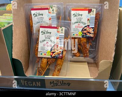 abb-Vegane Flammenspiesse der Firma My Vay in Plastik Papier Verpackung im Kühlregal beim Discounter Aldi Vegane Fleisch Wurst Fisch und Kaese abgebote 08,102025 in Hamburg - das EU-Parlament hat dafuer gestimmt, dass Fleischersatzprodukte kuenftig nicht mehr Vegan Vegetarisch Burger, Schnitzel und Wurst heissen sollen. Bisher fehlt noch die Zustimmung der EU-Staaten.Aldi und Lidl wehren sich gegen ein Veggie-Namensverbot HH Deutschland *** abb Vegan Flammenspieße der Firma My Vay in Kunststoffpapierverpackung im Kühlregal beim Discounter Aldi Vegan Fleischwurst Fisch und ch Stockfoto