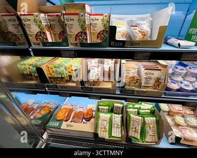abb- Verschiedene Vegane Lebensmittel im Kühlregal beim Discounter Aldi Vegane Fleisch Wurst Fisch und Kaese abgebote 08,102025 in Hamburg - das EU-Parlament hat dafuer gestimmt, dass Fleischersatzprodukte kuenftig nicht mehr Vegan Vegetarisch Burger, Schnitzel und Wurst heissen sollen. Bisher fehlt noch die Zustimmung der EU-Staaten.Aldi und Lidl wehren sich gegen ein Veggie-Namensverbot HH Deutschland *** abb verschiedene vegane Lebensmittel in den Kühlregalen beim Discounter Aldi vegane Fleischwurst Fisch und Käse verkauft 08 102025 in Hamburg das EU-Parlament hat dafür gestimmt, dass Fleischersatzprodukte sollten Stockfoto