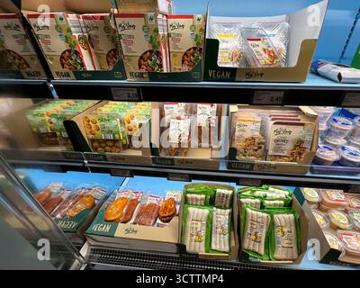 abb- Verschiedene Vegane Lebensmittel im Kühlregal beim Discounter Aldi Vegane Fleisch Wurst Fisch und Kaese abgebote 08,102025 in Hamburg - das EU-Parlament hat dafuer gestimmt, dass Fleischersatzprodukte kuenftig nicht mehr Vegan Vegetarisch Burger, Schnitzel und Wurst heissen sollen. Bisher fehlt noch die Zustimmung der EU-Staaten.Aldi und Lidl wehren sich gegen ein Veggie-Namensverbot HH Deutschland *** abb verschiedene vegane Lebensmittel in den Kühlregalen beim Discounter Aldi vegane Fleischwurst Fisch und Käse verkauft 08 102025 in Hamburg das EU-Parlament hat dafür gestimmt, dass Fleischersatzprodukte sollten Stockfoto