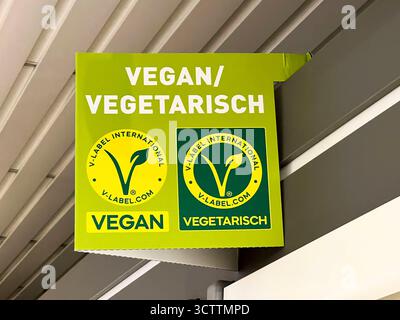 abb-Gruenes Hinweisschild mit der Aufschrift Vegan Vegetarisch am Kühlregal beim Discounter Aldi Vegane Fleisch Wurst Fisch und Kaese abgebote 08,102025 in Hamburg - das EU-Parlament hat dafuer gestimmt, dass Fleischersatzprodukte kuenftig nicht mehr Vegan Vegetarisch Burger, Schnitzel und Wurst heissen sollen. Bisher fehlt noch die Zustimmung der EU-Staaten.Aldi und Lidl wehren sich gegen ein Veggie-Namensverbot HH Deutschland *** abb grünes Zeichen mit der Aufschrift Vegan Vegetarian auf dem Kühlregal am Discounter Aldi Vegan Fleischwurst Fisch und Käse abgebote 08 102025 in Hamb Stockfoto