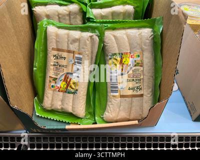 abb-Vegane Bratwuerste in Plastik Papier Verpackung im Kühlregal beim Discounter Aldi Vegane Fleisch Wurst Fisch und Kaese abgebote 08,102025 in Hamburg - das EU-Parlament hat dafuer gestimmt, dass Fleischersatzprodukte kuenftig nicht mehr Vegan Vegetarisch Burger, Schnitzel und Wurst heissen sollen. Bisher fehlt noch die Zustimmung der EU-Staaten.Aldi und Lidl wehren sich gegen ein Veggie-Namensverbot HH Deutschland *** abb Vegan Würstchen in Kunststoffpapierverpackung im Kühlregal am Discounter Aldi Vegan Fleischwurst Fisch und Käse verkauft 08 102025 in Hamburg das EU-Parlament Stockfoto