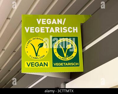 abb-Gruenes Hinweisschild mit der Aufschrift Vegan Vegetarisch am Kühlregal beim Discounter Aldi Vegane Fleisch Wurst Fisch und Kaese abgebote 08,102025 in Hamburg - das EU-Parlament hat dafuer gestimmt, dass Fleischersatzprodukte kuenftig nicht mehr Vegan Vegetarisch Burger, Schnitzel und Wurst heissen sollen. Bisher fehlt noch die Zustimmung der EU-Staaten.Aldi und Lidl wehren sich gegen ein Veggie-Namensverbot HH Deutschland *** abb grünes Zeichen mit der Aufschrift Vegan Vegetarian auf dem Kühlregal am Discounter Aldi Vegan Fleischwurst Fisch und Käse abgebote 08 102025 in Hamb Stockfoto