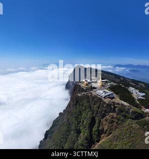Luftaufnahmen des Goldenen Gipfels und des Goldenen Buddha des Mount Emei, ein Weltkulturerbe in Leshan City Stockfoto
