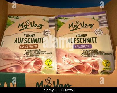 abb-Veganer Wurst Aufschnitt der Firma My Vay in Plastik Papier Verpackung im Kühlregal beim Discounter Aldi Vegane Fleisch Wurst Fisch und Kaese abgebote 08,102025 in Hamburg - das EU-Parlament hat dafuer gestimmt, dass Fleischersatzprodukte kuenftig nicht mehr Vegan Vegetarisch Burger, Schnitzel und Wurst heissen sollen. Bisher fehlt noch die Zustimmung der EU-Staaten.Aldi und Lidl wehren sich gegen ein Veggie-Namensverbot HH Deutschland *** abb Vegan Wurst Wurst Wurst von der Firma My Vay in Kunststoffpapierverpackung im Kühlregal beim Discounter Aldi Vegan Fleischwurst Fisch Stockfoto