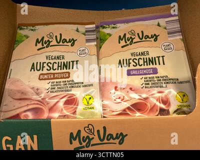 abb-Veganer Wurst Aufschnitt der Firma My Vay in Plastik Papier Verpackung im Kühlregal beim Discounter Aldi Vegane Fleisch Wurst Fisch und Kaese abgebote 08,102025 in Hamburg - das EU-Parlament hat dafuer gestimmt, dass Fleischersatzprodukte kuenftig nicht mehr Vegan Vegetarisch Burger, Schnitzel und Wurst heissen sollen. Bisher fehlt noch die Zustimmung der EU-Staaten.Aldi und Lidl wehren sich gegen ein Veggie-Namensverbot HH Deutschland *** abb Vegan Wurst Wurst Wurst von der Firma My Vay in Kunststoffpapierverpackung im Kühlregal beim Discounter Aldi Vegan Fleischwurst Fisch Stockfoto