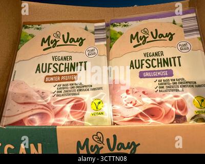 abb-Veganer Wurst Aufschnitt der Firma My Vay in Plastik Papier Verpackung im Kühlregal beim Discounter Aldi Vegane Fleisch Wurst Fisch und Kaese abgebote 08,102025 in Hamburg - das EU-Parlament hat dafuer gestimmt, dass Fleischersatzprodukte kuenftig nicht mehr Vegan Vegetarisch Burger, Schnitzel und Wurst heissen sollen. Bisher fehlt noch die Zustimmung der EU-Staaten.Aldi und Lidl wehren sich gegen ein Veggie-Namensverbot HH Deutschland *** abb Vegan Wurst Wurst Wurst von der Firma My Vay in Kunststoffpapierverpackung im Kühlregal beim Discounter Aldi Vegan Fleischwurst Fisch Stockfoto