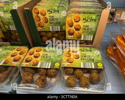 abb-Vegane Gemuese Baellchen der Firma My Vay in Plastik Papier Verpackung im Kühlregal beim Discounter Aldi Vegane Fleisch Wurst Fisch und Kaese abgebote 08,102025 in Hamburg - das EU-Parlament hat dafuer gestimmt, dass Fleischersatzprodukte kuenftig nicht mehr Vegan Vegetarisch Burger, Schnitzel und Wurst heissen sollen. Bisher fehlt noch die Zustimmung der EU-Staaten.Aldi und Lidl wehren sich gegen ein Veggie-Namensverbot HH Deutschland *** abb Vegan Gemüsekugeln der Firma My Vay in Kunststoffpapierverpackung im Kühlregal beim Discounter Aldi Vegan Fleischwurst Fisch A Stockfoto