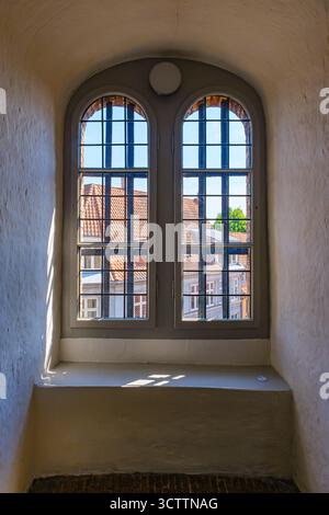 Blick auf die orangefarbenen Dächer und roten Backsteingebäude von Kopenhagen durch das Fenster des im 17. Jahrhundert erbauten Rundturms Stockfoto