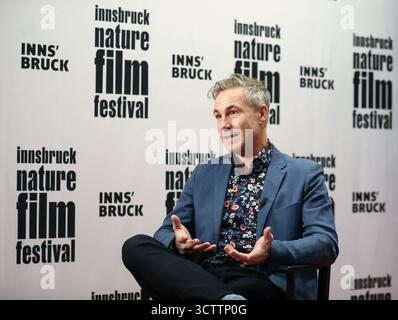 8. Oktober 2025, Innsbruck, Tirol, Österreich: Emmy und Sundance-Preisträger NIOBE THOMPSON werden vor der Eröffnungsnacht des Innsbruck Nature Film Festivals in Österreich interviewt (Foto: © Mickael Chavet/ZUMA Press Wire) NUR REDAKTIONELLE VERWENDUNG! Nicht für kommerzielle ZWECKE! Stockfoto