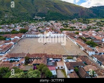 Blick aus der Vogelperspektive auf die Plaza Mayor, den größten Hauptplatz mit Kopfsteinpflaster in Kolumbien, umgeben von erhaltener Kolonialarchitektur in der Villa de Leyva Stockfoto